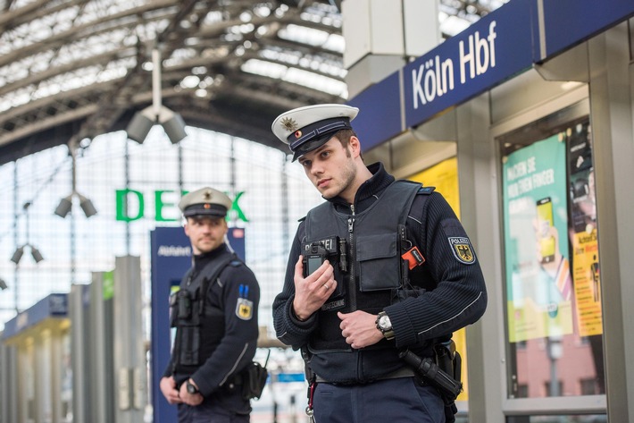 BPOL NRW: Körperverletzung am Kölner Hauptbahnhof - Mann mit Messer tritt Bundespolizisten