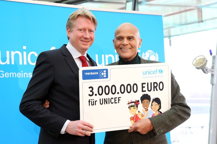 Payback überreicht 3 Millionen Euro Scheck an internationalen Unicef Botschafter Harry Belafonte (mit Bild)