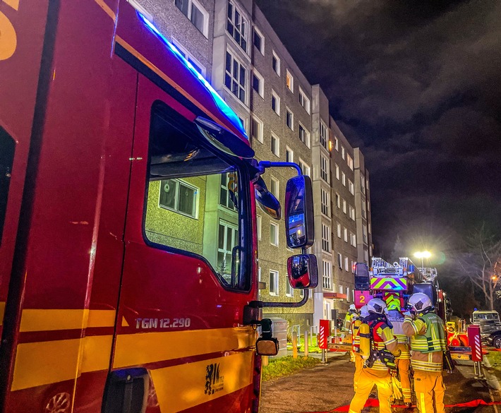 FW Dresden: Brand in einem Plattenbau