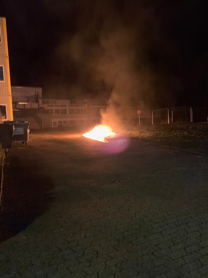 FW Horn-Bad Meinberg: Arbeitsintensive Silvester-Nacht - mehrere Brände halten die Feuerwehr auf Trab