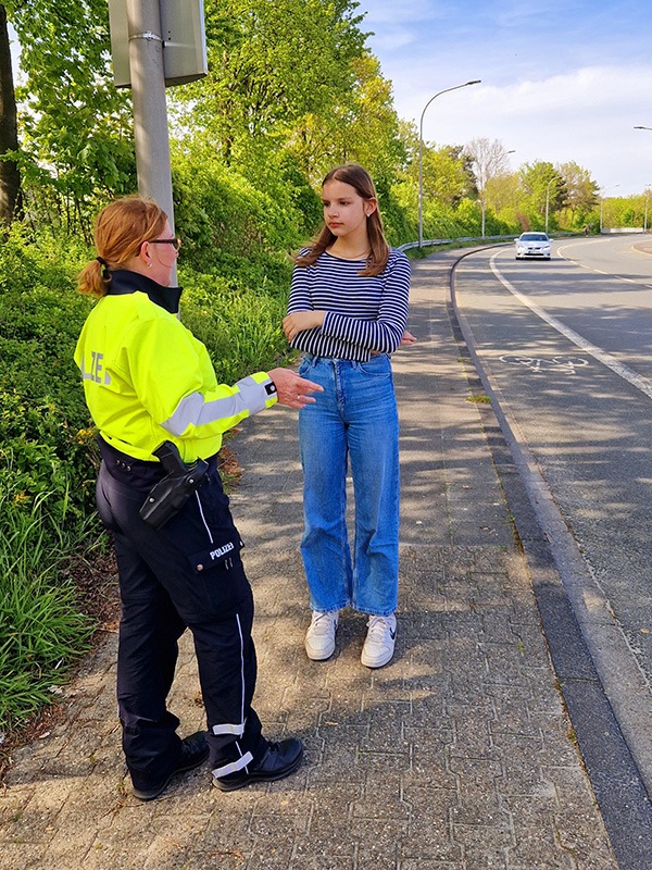 POL-ST: Ibbenbüren, keine schlimmen Verletzungen dank Fahrradhelm/Die 12-jährige Lana besucht nach ihrem Fahrradunfall noch mal die Unfallstelle