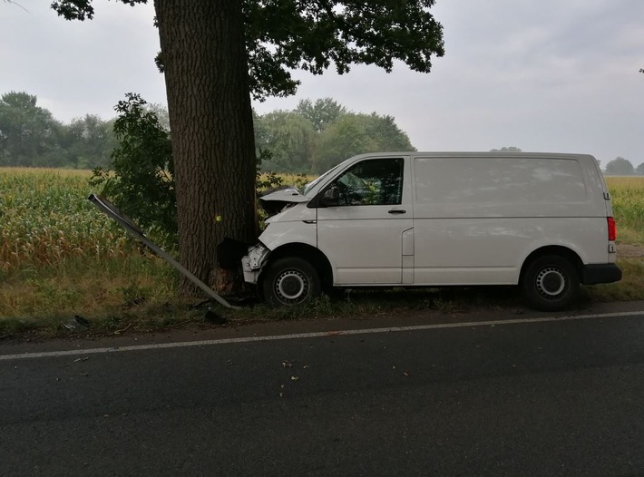 POL-CE: Eicklingen - Transporter kollidiert mit Baum - Fahrer schwer verletzt