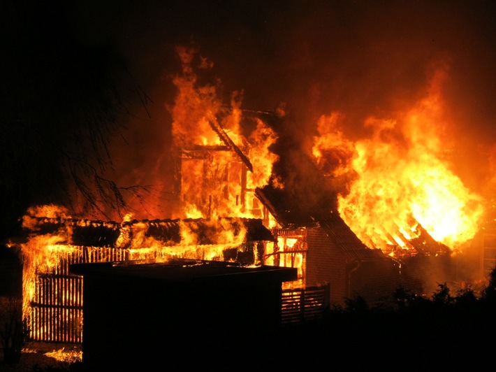 POL-WL: Drage - Einfamilienhaus Raub der Flammen - Bewohner retten sich durch Sprung aus 1. OG