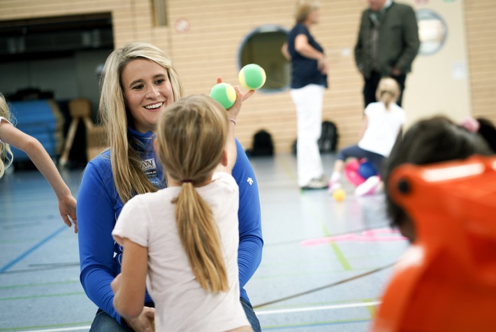 fit4future: Rennrodlerin Natalie Geisenberger macht Schüler in Bayern fit