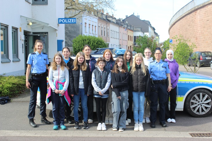 POL-PDTR: GirlsDay bei der Polizeiinspektion Saarburg und der Polizeiwache Konz/ Mädchen machen sich ein Bild vom Berufsbild der Polizei