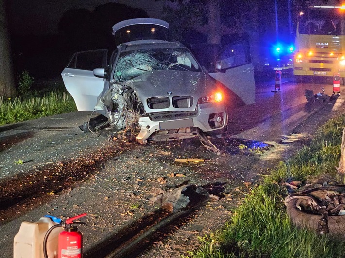 FFW Fredenbeck: PKW fährt gegen Baum / Fahrer nicht mehr vor Ort / BMW stark beschädigt