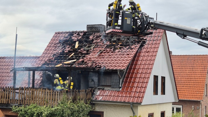 FW Südheide: Dachstuhlbrand in Hermannsburg-Großeinsatz am Sonntagnachmittag