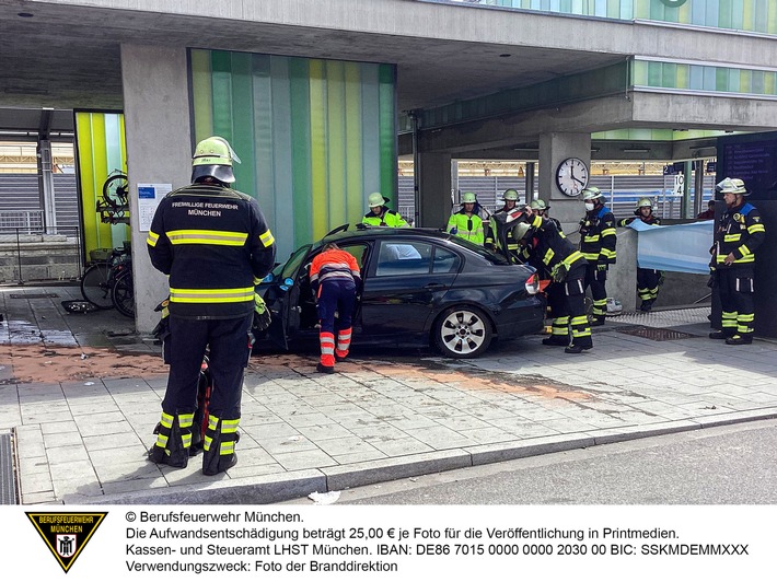 FW-M: Außer Kontrolle geratenes Fahrzeug an Betonwand gestoppt (Allach)
