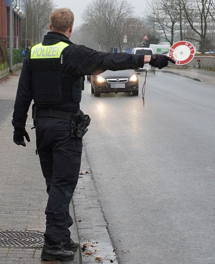 POL-STD: Verkehrskontrollen in Stade - 65 Autofahrer angehalten - ein Fahrer geflüchtet