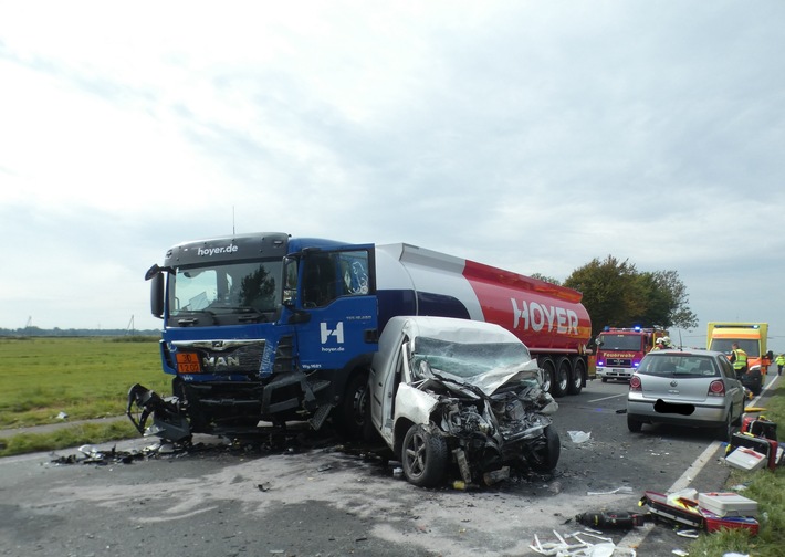 POL-DEL: Landkreis Wesermarsch: Schwerer Verkehrsunfall auf Bundesstraße 437 in Höhe Schweierfeld/Stadland +++ Eine Person tödlich, eine Person lebensgefährlich und eine weitere Person leicht verletzt