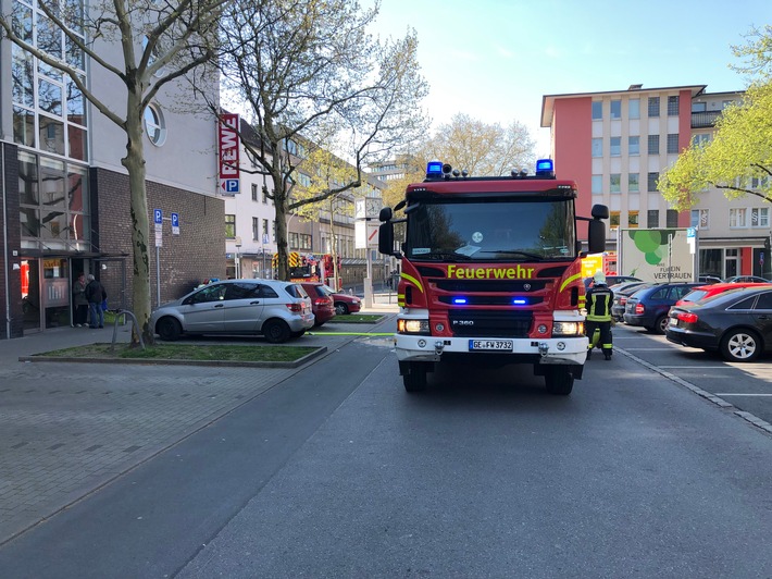 FW-GE: Kleine Ursache, große Wirkung / Unklare Rauchentwicklung aus Lüftungsanlage in der Gelsenkirchener Innenstadt, sorgt für Großeisatz der Feuerwehr Gelsenkirchen