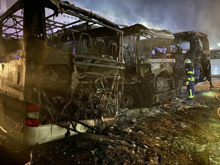 FW-Erkrath: LKW und zwei Busse brennen auf Firmenparkplatz - Brandausbreitung auf Gewerbehalle konnte verhindert werden