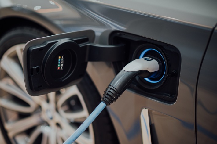 bonus.ch sul tema auto: nonostante un mercato in crescita, le auto elettriche stentano ancora a convincere la popolazione svizzera, soprattutto dal lato tedesco