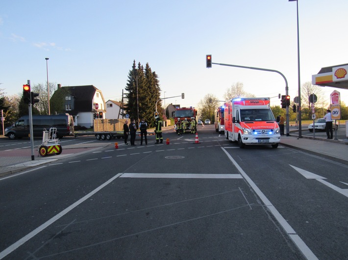 POL-ME: Schwerverletzter Kradfahrer nach Zusammenstoß mit LKW -Haan- 2104114