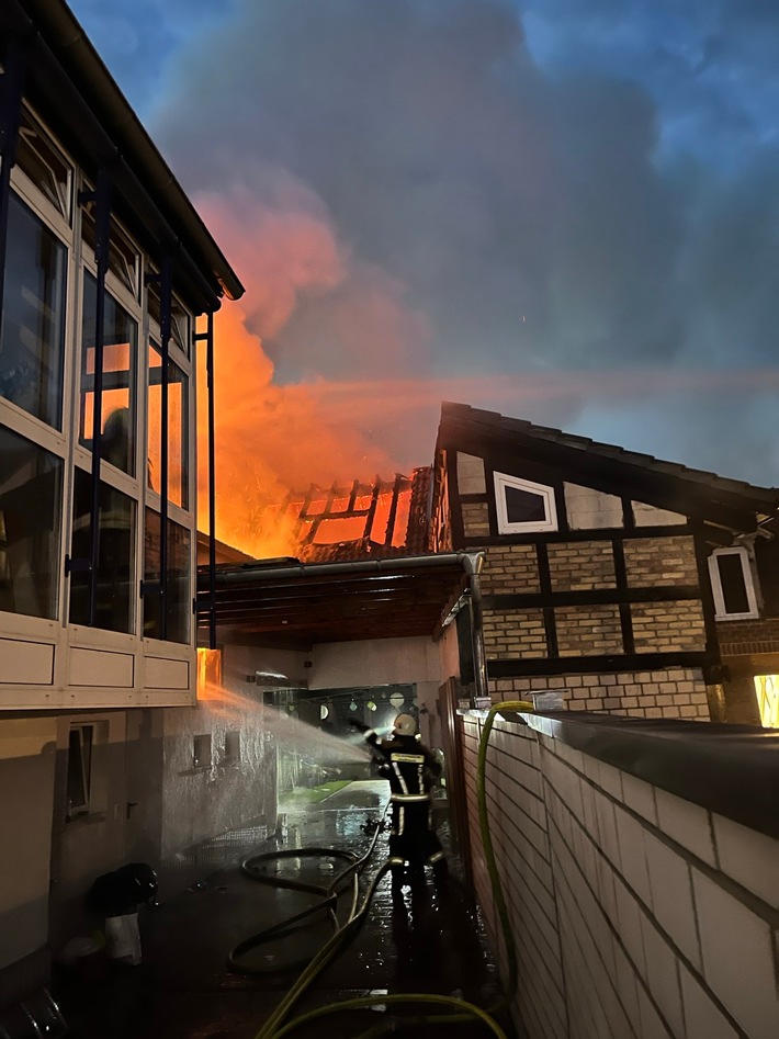 POL-PDNW: Dachstuhl im Vollbrand