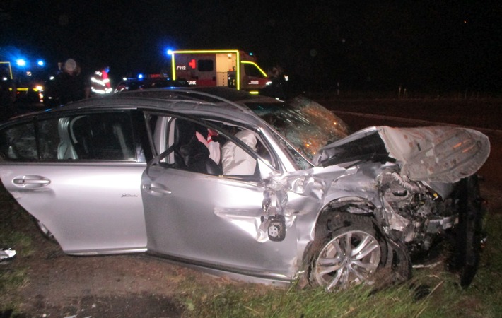 POL-STD: 15-jähriger Autofahrer flüchtet vor der Polizei und verursacht einen Unfall - drei Insassen verletzt