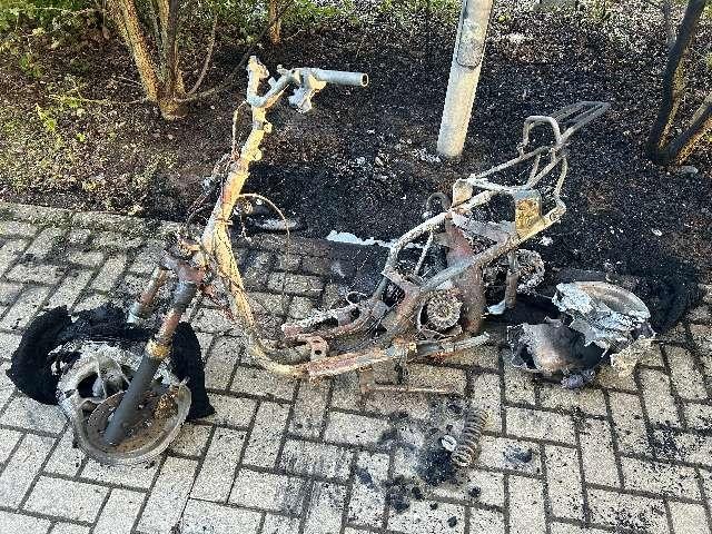 POL-WOB: KORREKTUR FOTO Motorroller in Brand gesetzt - Polizei sucht Eigentümer