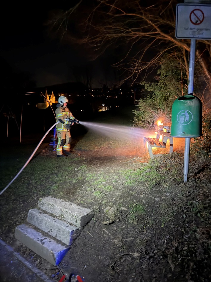 FW-EN: Parkbank brennt in Ennepetal