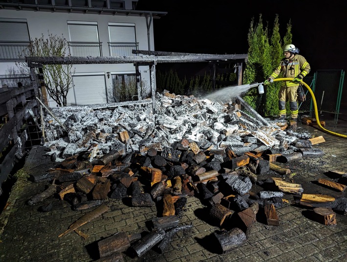 FW Lage: Feuer 2 / Carportbrand - 16.12.2023 - 23:30 Uhr