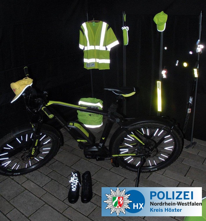 POL-HX: Funkeln im Dunkeln: Wie Reflektoren im Dunkelzelt wirken

Polizei Höxter beteiligt sich an Landesaktionstag &quot;Fahrrad und Pedelec&quot;
