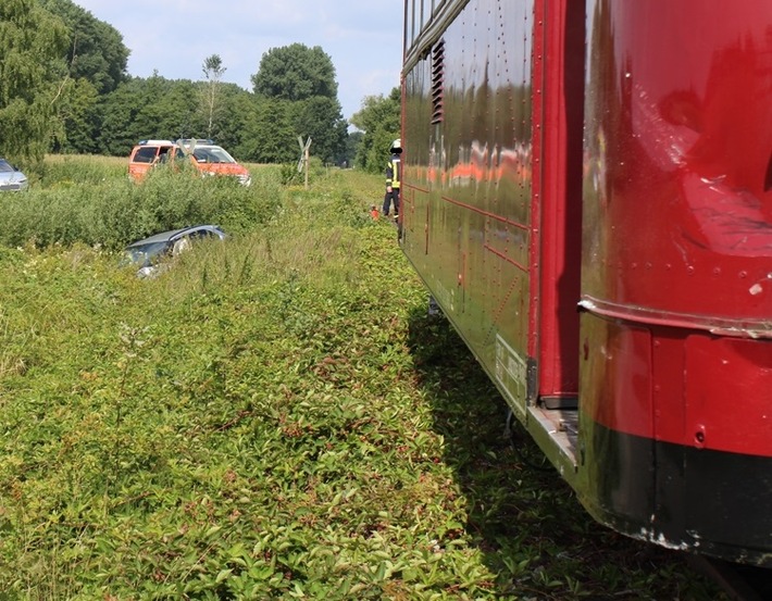 POL-MI: Auto wird von Museumsbahn erfasst
