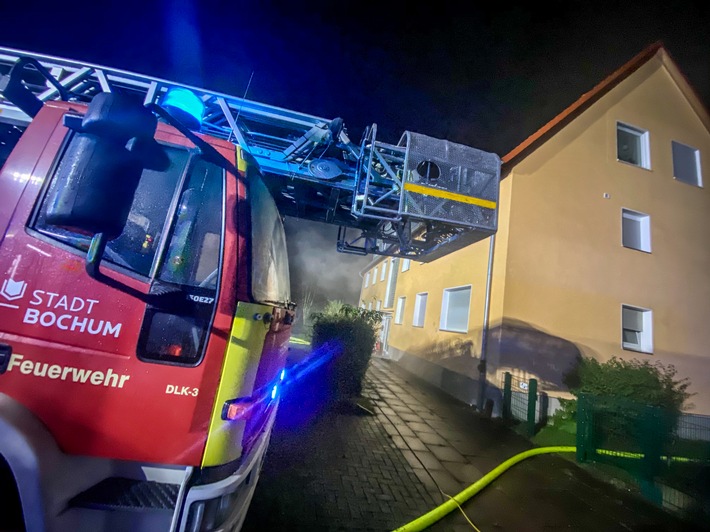 FW-BO: Kellerbrand in Bochum Gerthe - Vorbildliches Verhalten der Bewohner unterstütz die Löscharbeiten