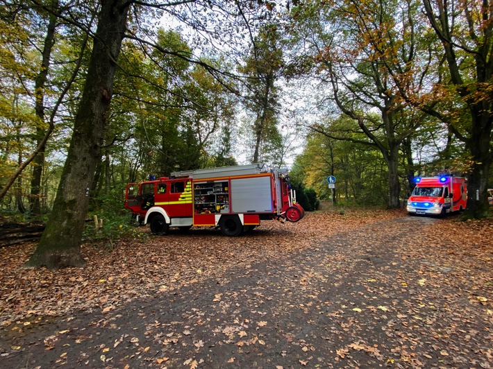 FW-EN: Rettung aus Waldgebiet - Unterstand brannte in der Straße "In den Eichen"
