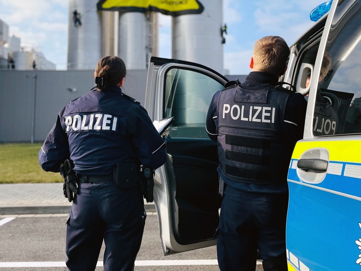 POL-EU: Molkerei von Aktivisten besetzt - Polizeieinsatz dauert an