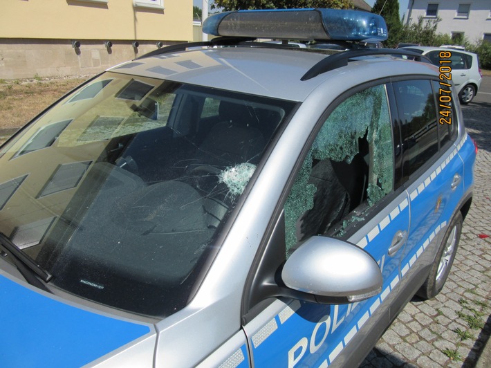 POL-ESW: Streifenwagen vor Dienststelle demoliert