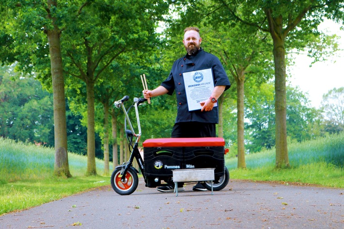 &quot;Kleinstes Imbissfahrzeug (Food Truck)&quot; der Welt -selbsternannter &quot;Pommes Män&quot; knackt Weltrekord