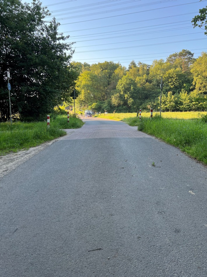 POL-WES: Wesel - Verkehrsunfallflucht nach Kollision zwischen Radfahrer und Pkw - Zeugensuche