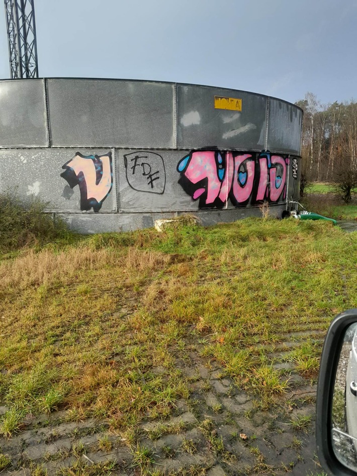 POL-ROW: ++ Rasentraktor gerät in Brand: 10.000 Euro Schaden in Elsdorf ++ Betrunken am Steuer: BMW im Grünstreifen auf der B71 festgefahren ++ Zeugenaufruf: Mehrere Graffiti-Schmierereien in Brockel ++