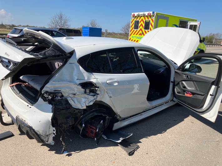 POL-CUX: Verkehrsunfall auf der BAB27 - eine Person leicht verletzt, hoher Sachschaden, mehrstündige Vollsperrung (Foto im Anhang)