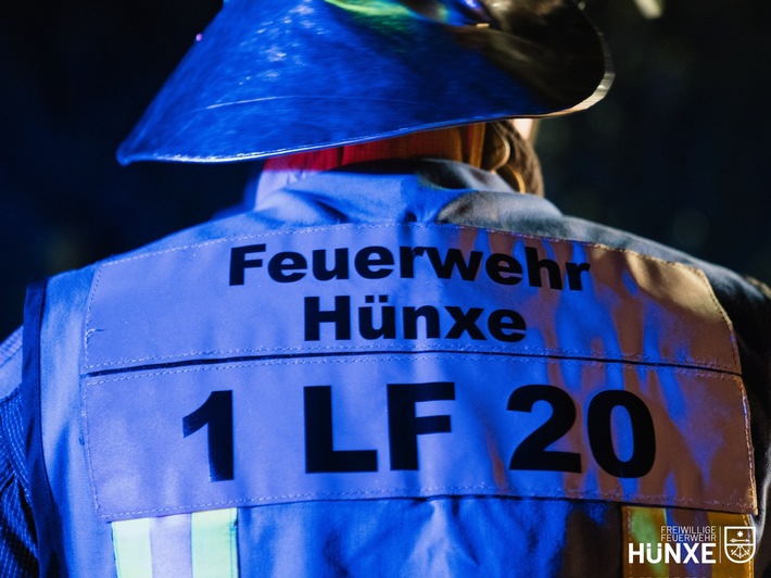 FW Hünxe: Rauchentwicklung an einem Pkw