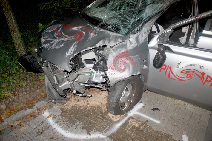 POL-RBK: Rösrath - alkoholisierter Fahrer verletzt - Auto nur noch Schrott