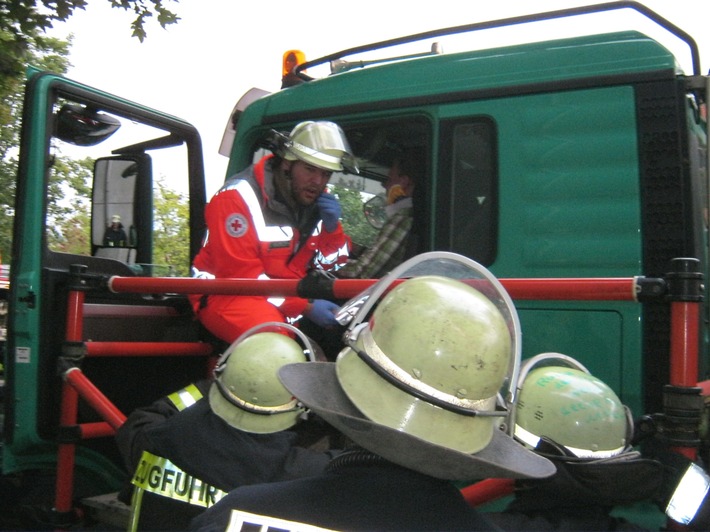 FW-AR: Schwerverletzte nach Unfall zwischen LKW und PKW