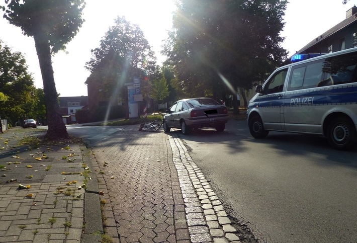 POL-MI: Abbiegendes Auto erfasst Radfahrer
