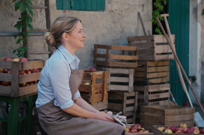 SAT.1 und Joyn drehen die neue tägliche Serie "Ein Hof zum Verlieben" / Diana Staehly erbt in SAT.1 einen Apfelhof