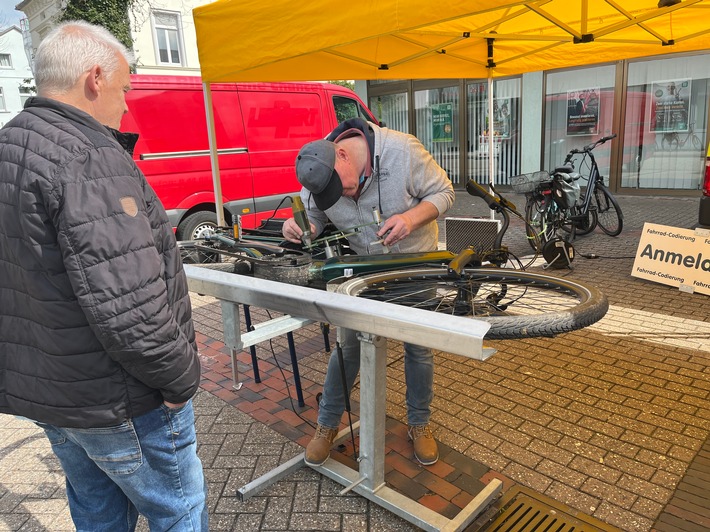 POL-WHV: Schützen Sie sich vor Diebstahl! Kostenlose Fahrradcodierung und Fahrradregistrierung auf dem Familienaktionstag - Nutzen Sie das kostenlose Angebot!