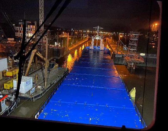 WSPI-OLD: Seeschiff touchiert Dalben an der Papenburger Seeschleuse
