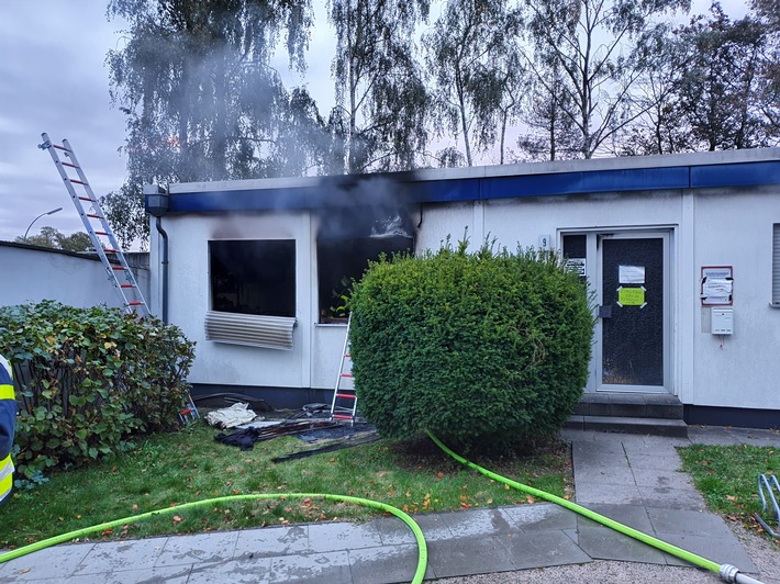 FW-Dorsten: +++ Gebäudebrand in den frühen Morgenstunden +++