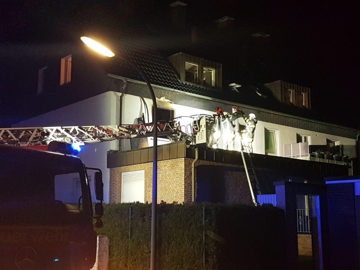 FW-RE: Wohnungsbrand in der Nacht - eine verstorbene Person, eine schwer verletzte Person