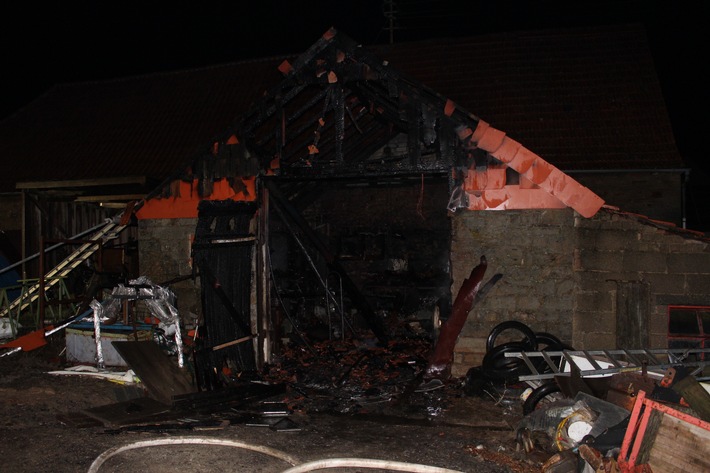 POL-PPWP: Brand einer Werkstatt mit schwerverletztem Feuerwehrmann