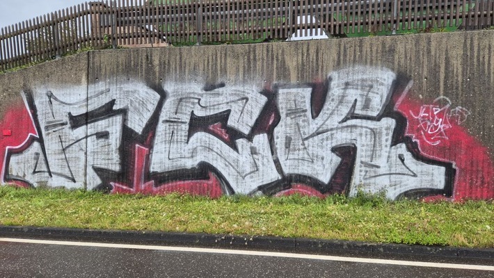POL-PDTR: Sachbeschädigung durch Graffiti in Thalfang entlang der B327