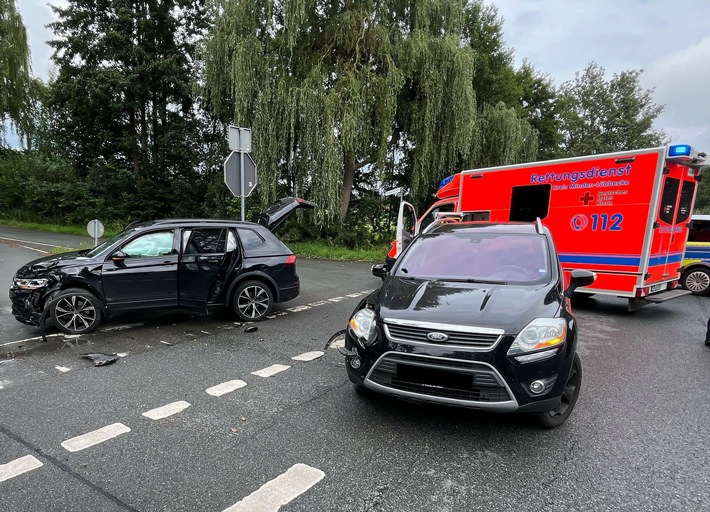 POL-MI: Drei Verletzte bei Abbiegeunfall