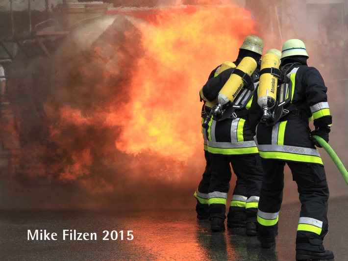 FW-E: Brennt Giebelseite einer leerstehenden Halle an der Frohnhauser Straße