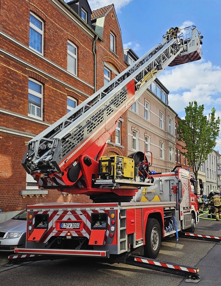 FW-E: Wohnungsbrand mit umfangreicher Menschenrettung in Essen-Steele - fünf Personen verletzt