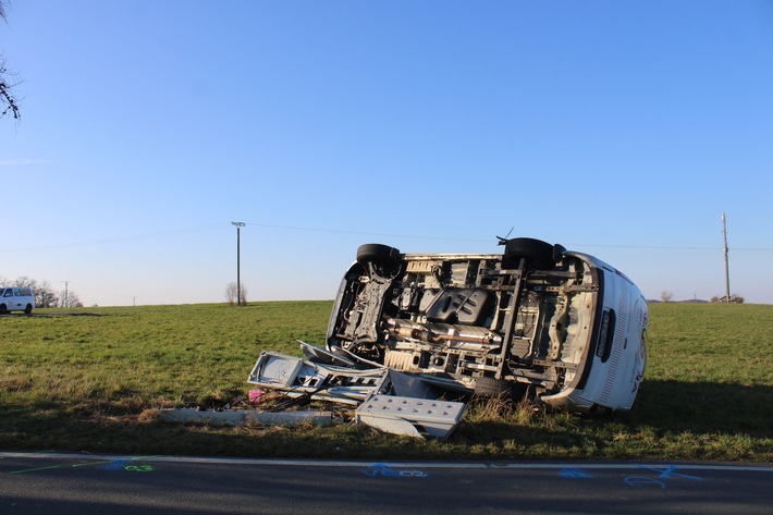 POL-RBK: Kürten - Fahrzeug überschlägt sich nach Unfall im Kreuzungsbereich