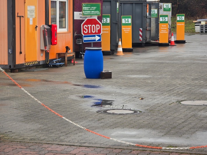 FW-RD: Düngemittel verursacht ein Gefahrgut Einsatz auf einen Wertstoffhof in Osterrönfeld