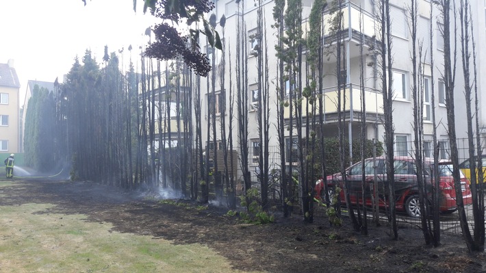 FW-BO: Heckenbrand drohte auf Wohngebäude überzugreifen
